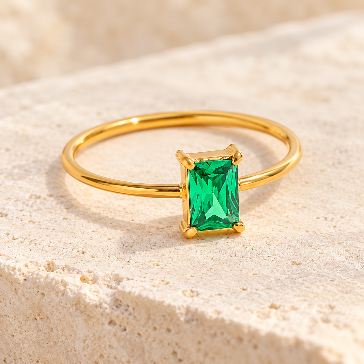 Jade — Anillo dorado con piedra verde