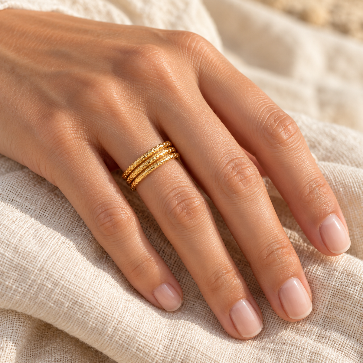 Alessia — Anillo dorado de bandas texturizadas
