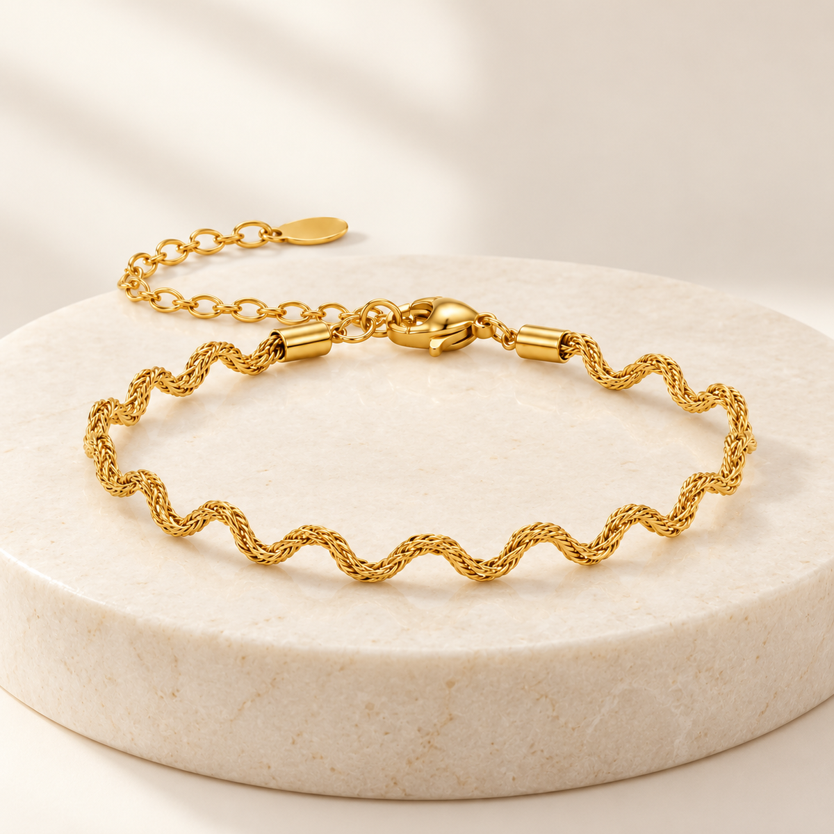 Naia — Pulsera dorada de ondas