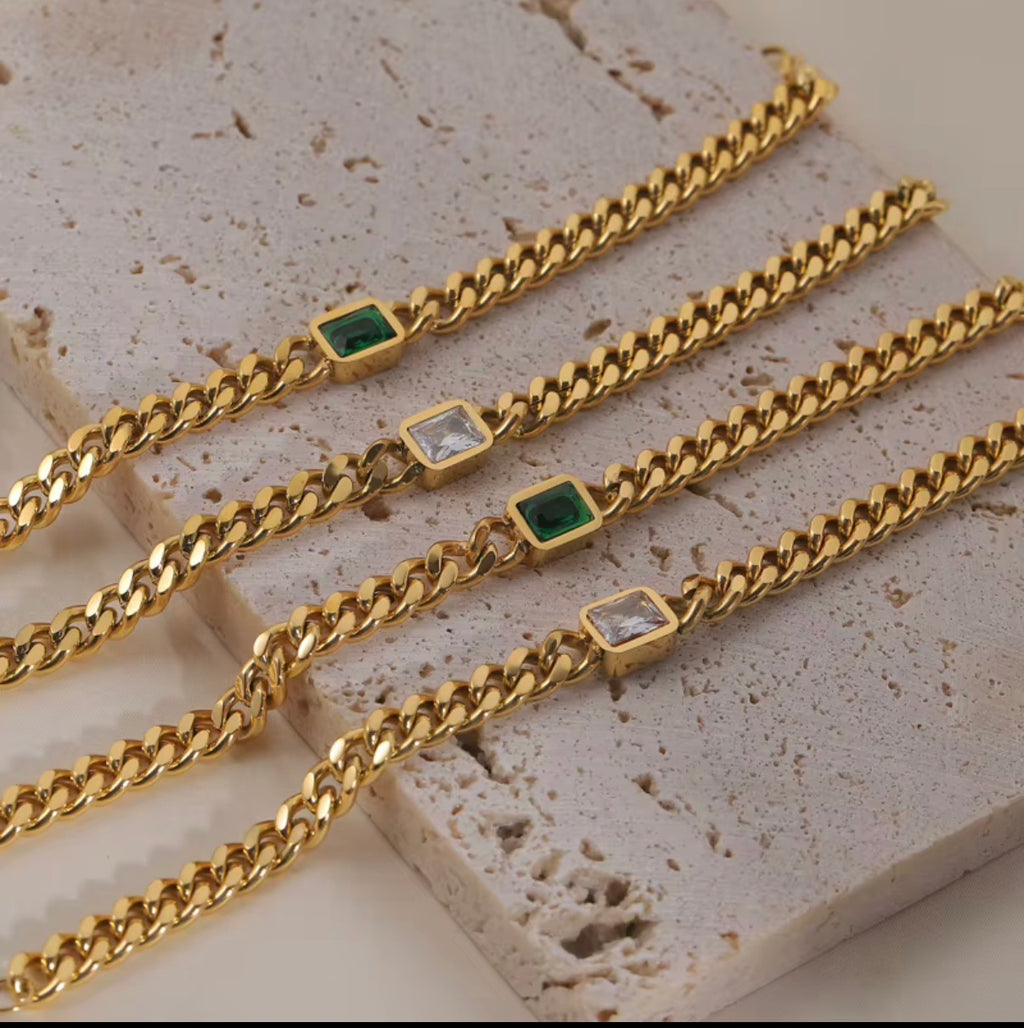 Bianca — Pulsera dorada con piedra cuadrada