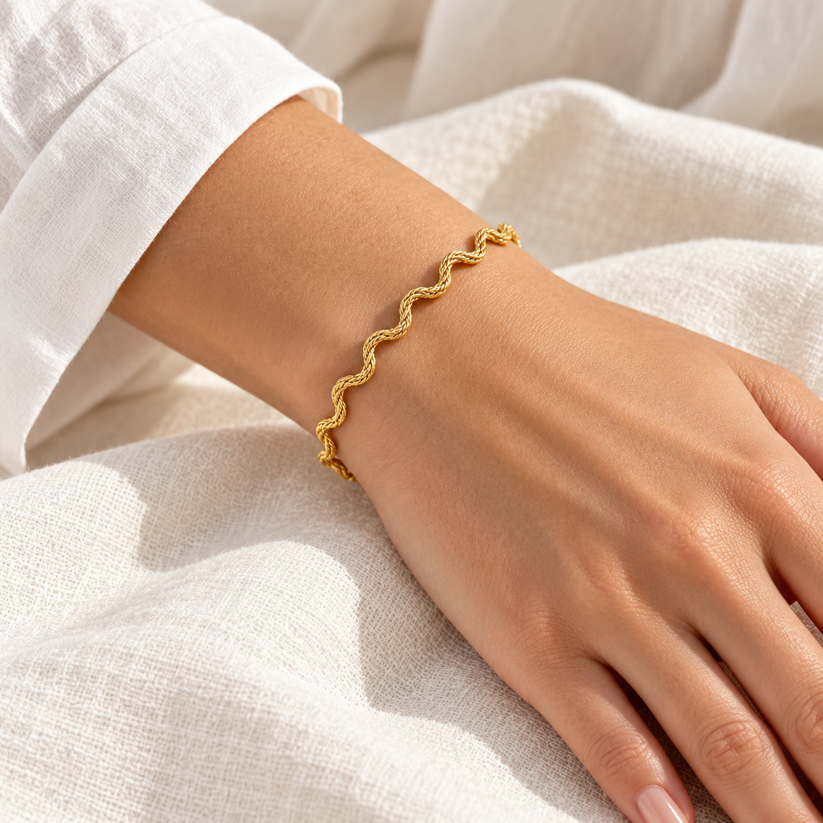 Naia — Pulsera dorada de ondas