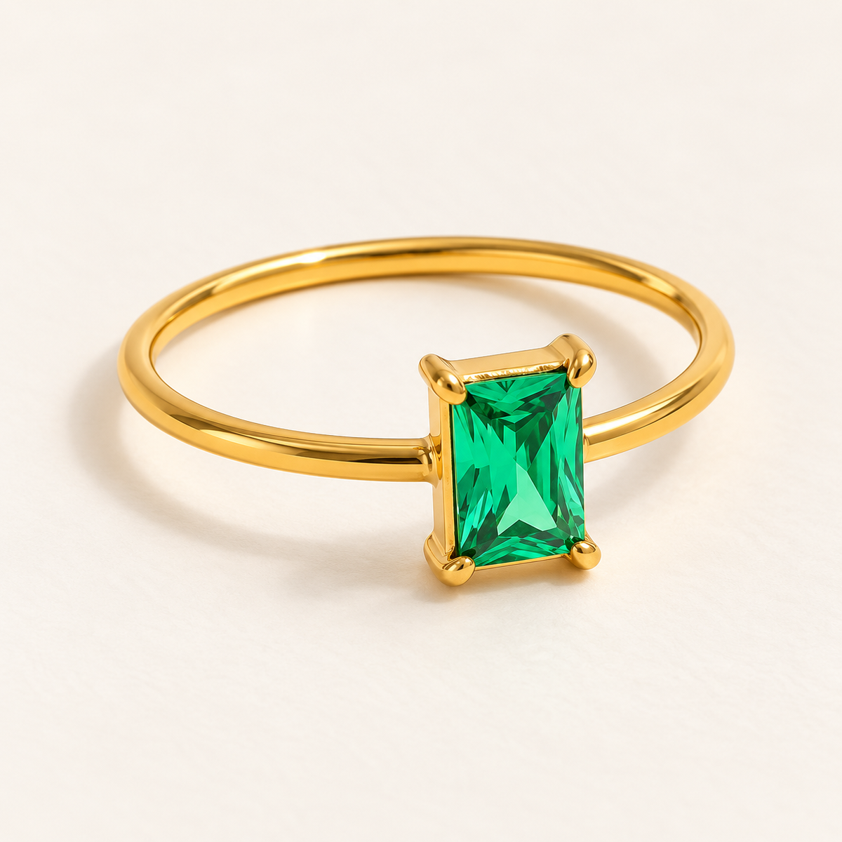 Jade — Anillo dorado con piedra verde