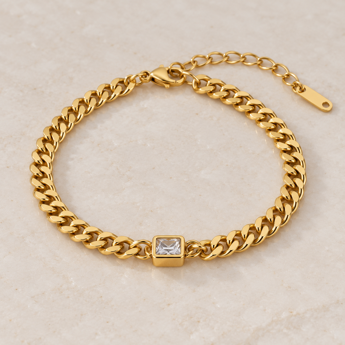 Bianca — Pulsera dorada con piedra cuadrada