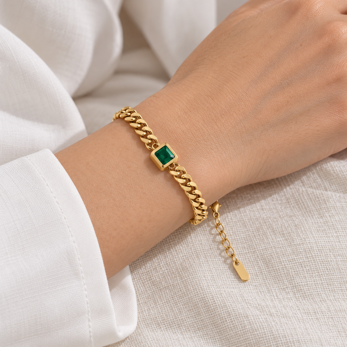 Bianca — Pulsera dorada con piedra cuadrada