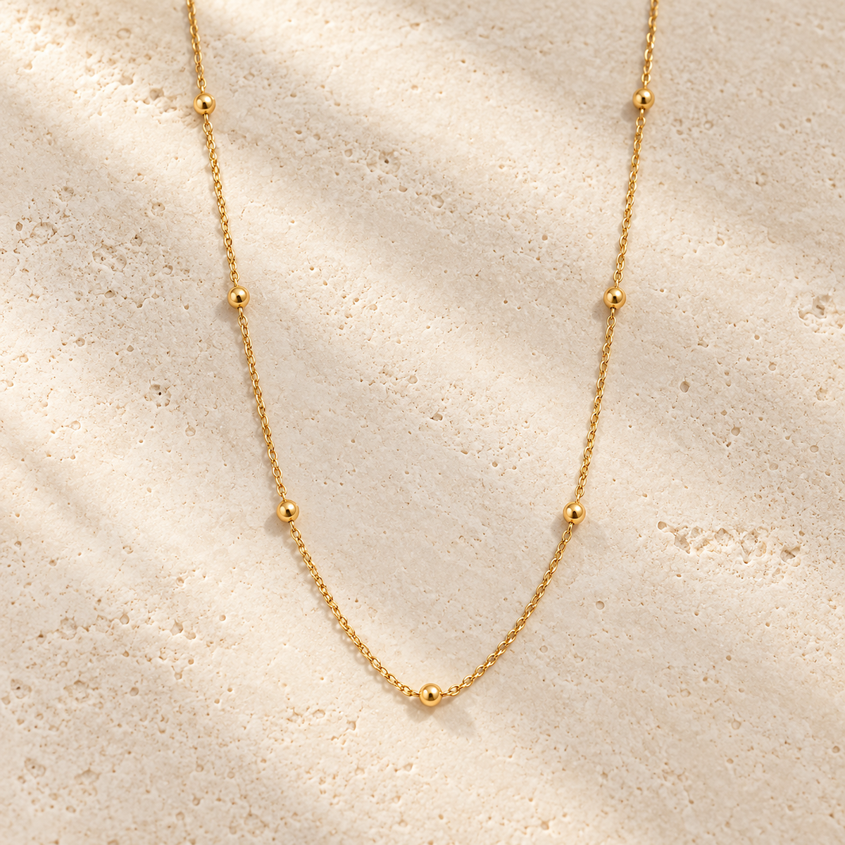 Elia — Collar dorado de pequeñas esferas