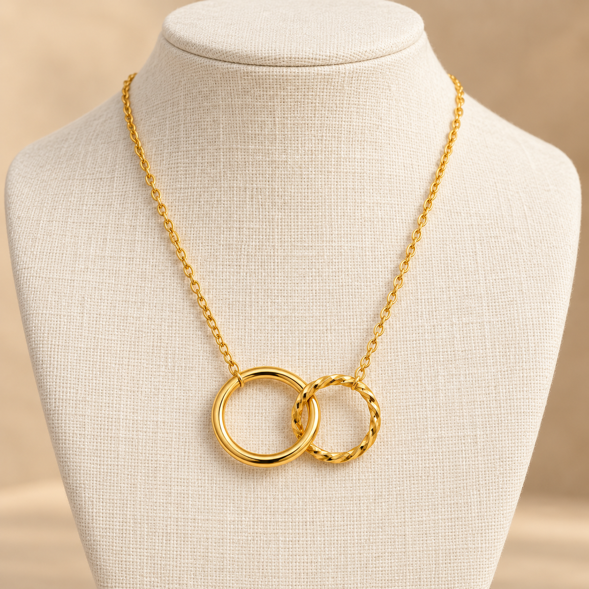 Lía — Collar dorado de aros entrelazados