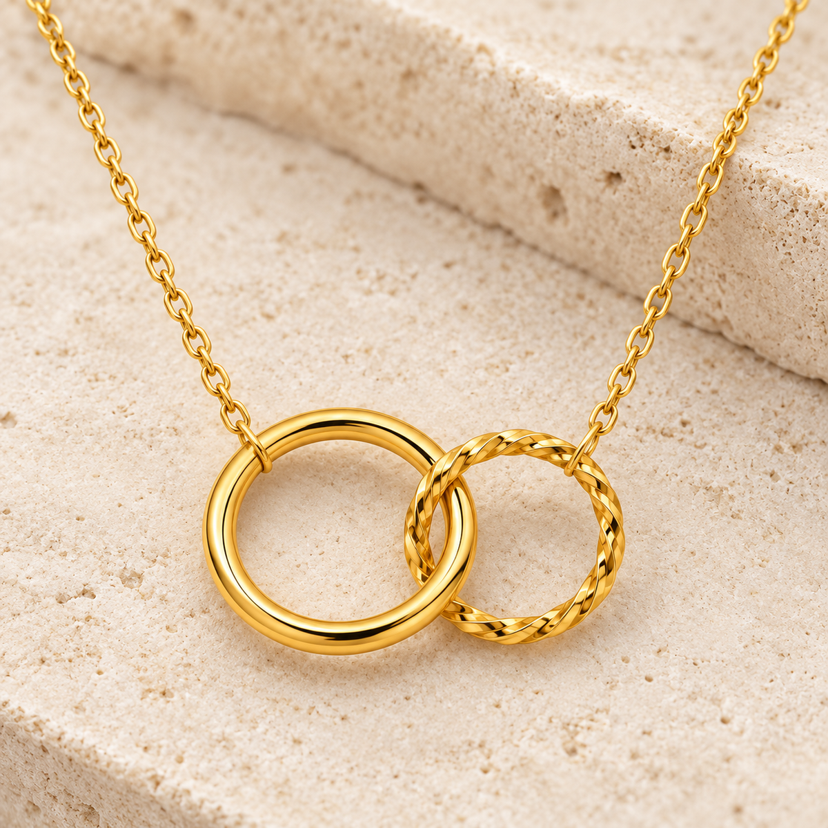 Lía — Collar dorado de aros entrelazados