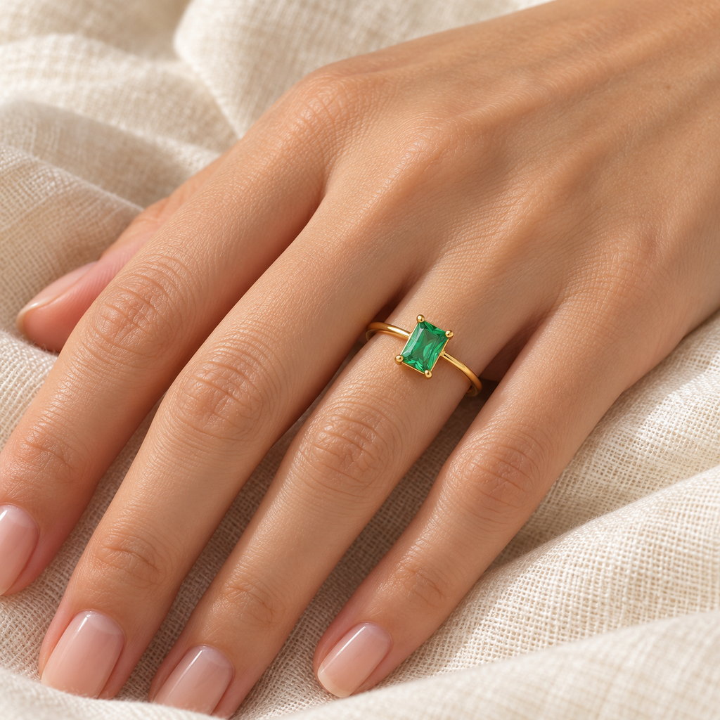 Jade — Anillo dorado con piedra verde
