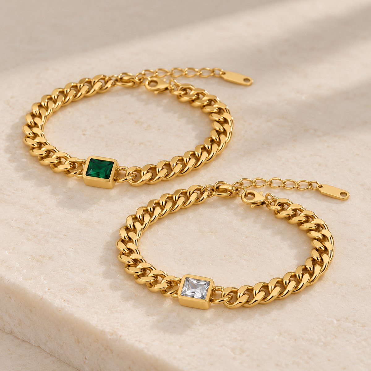 Bianca — Pulsera dorada con piedra cuadrada