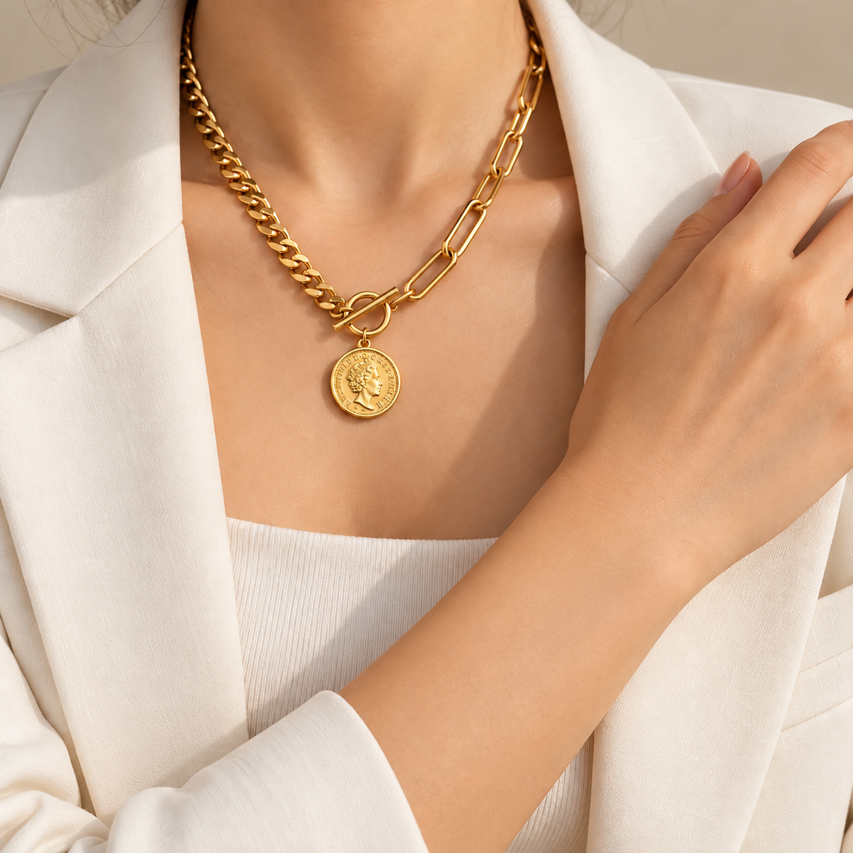 Aurelia — Collar dorado con moneda 🤍