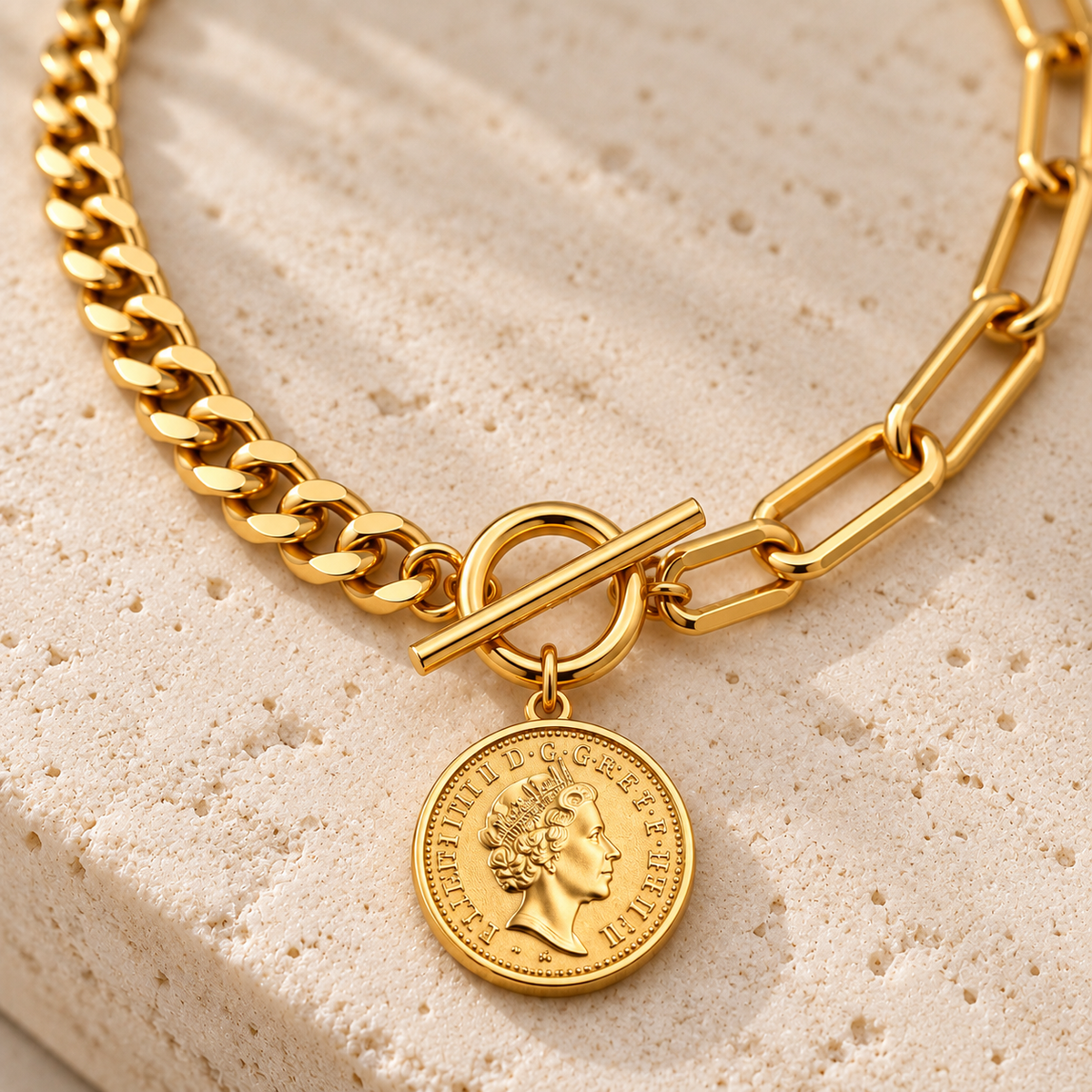 Aurelia — Collar dorado con moneda 🤍
