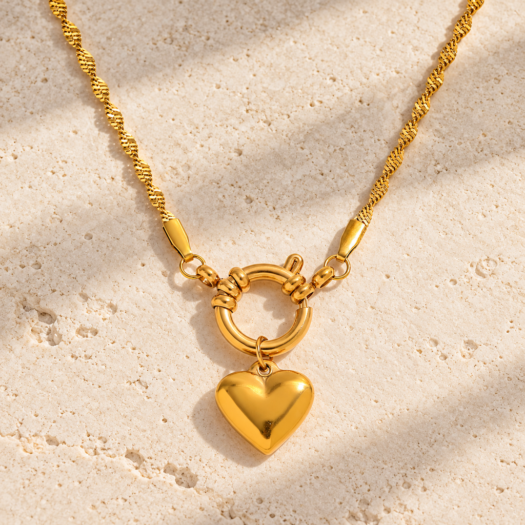 Cora — Collar dorado con corazón y cadena torcida